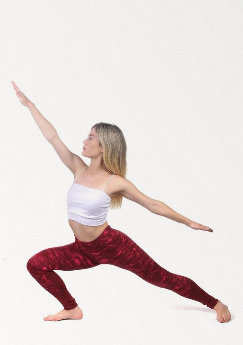 Sala yoga con finestre alte